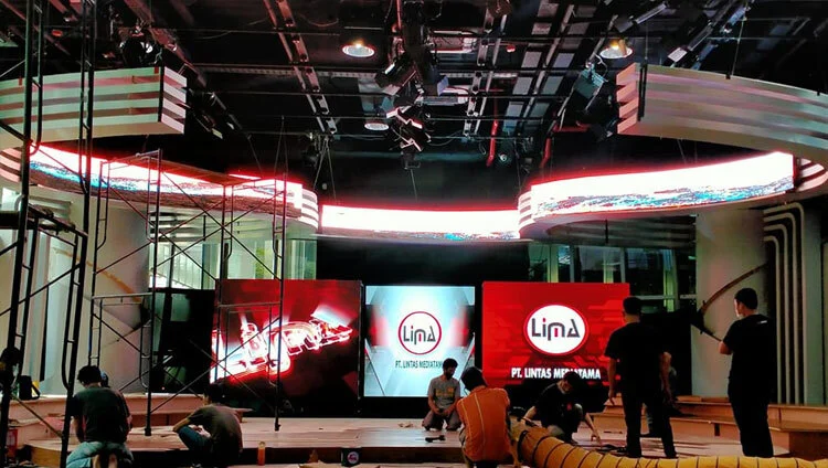 Backlit retail wall with high-resolution LED panel